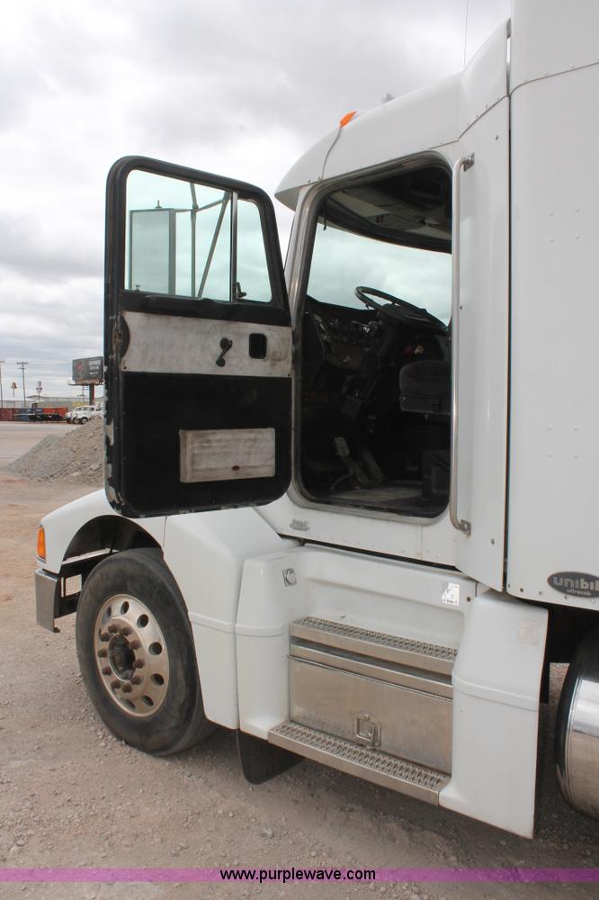 image for item H5679 1998 Peterbilt 385 semi truck