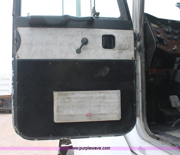 image for item H5679 1998 Peterbilt 385 semi truck