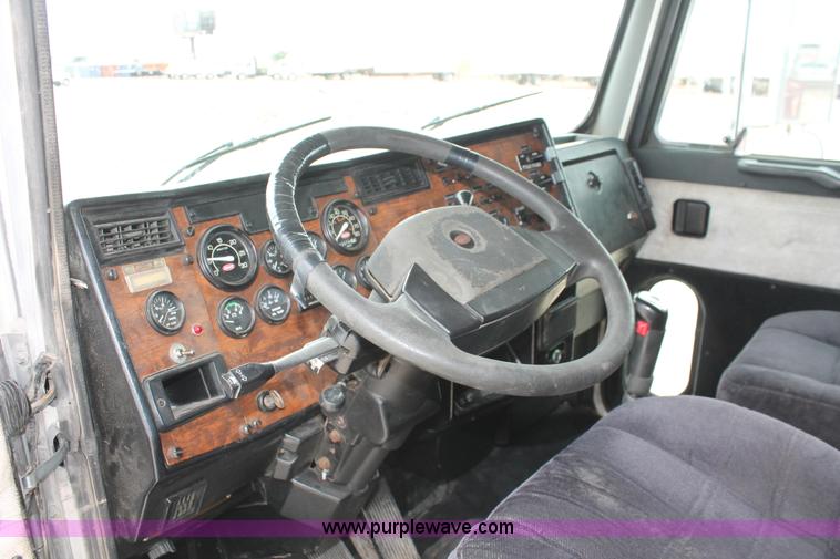 image for item H5679 1998 Peterbilt 385 semi truck