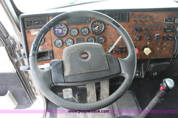 image for item H5679 1998 Peterbilt 385 semi truck