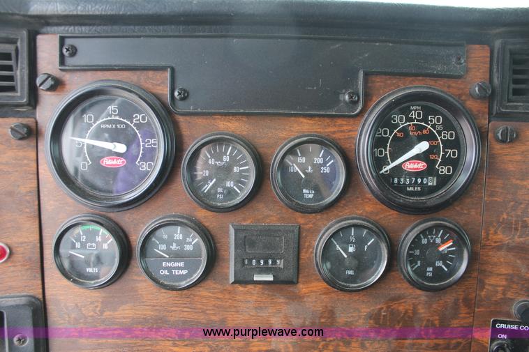 image for item H5679 1998 Peterbilt 385 semi truck