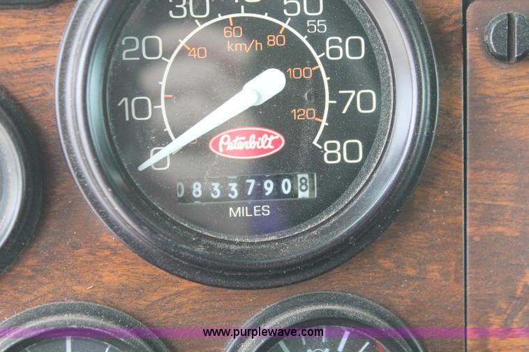 image for item H5679 1998 Peterbilt 385 semi truck