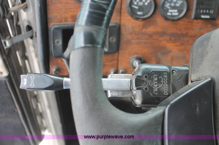 image for item H5679 1998 Peterbilt 385 semi truck