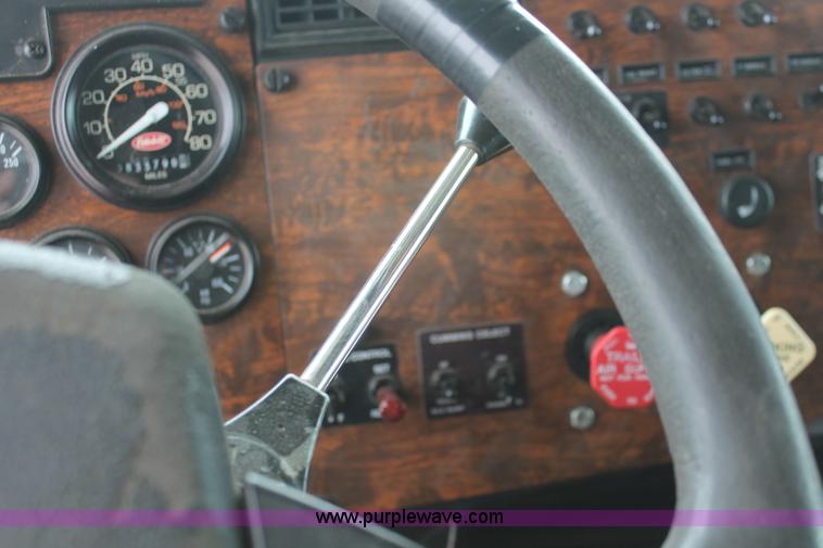 image for item H5679 1998 Peterbilt 385 semi truck