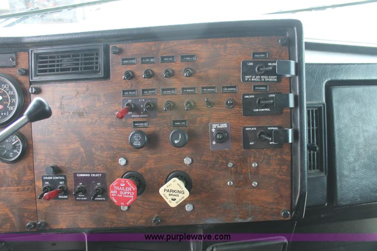 image for item H5679 1998 Peterbilt 385 semi truck