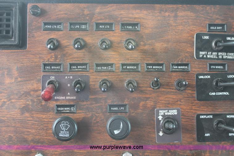 image for item H5679 1998 Peterbilt 385 semi truck