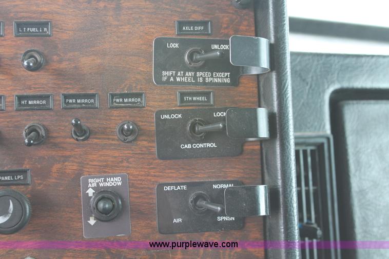 image for item H5679 1998 Peterbilt 385 semi truck