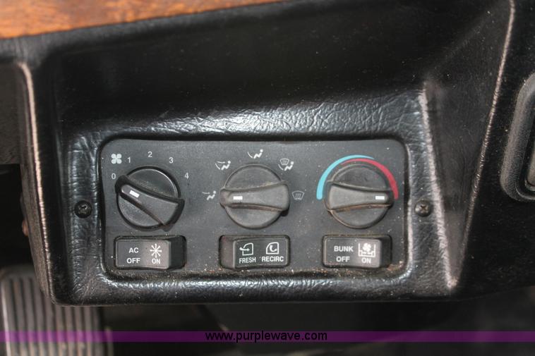 image for item H5679 1998 Peterbilt 385 semi truck