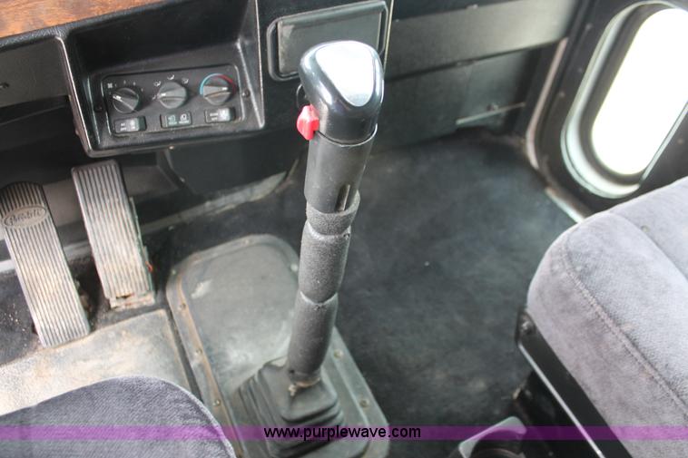 image for item H5679 1998 Peterbilt 385 semi truck