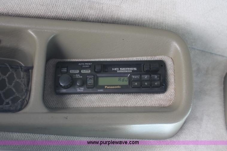 image for item H5679 1998 Peterbilt 385 semi truck