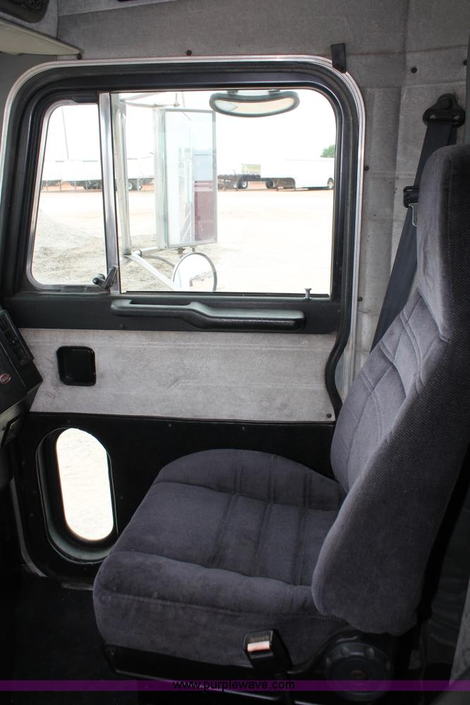 image for item H5679 1998 Peterbilt 385 semi truck