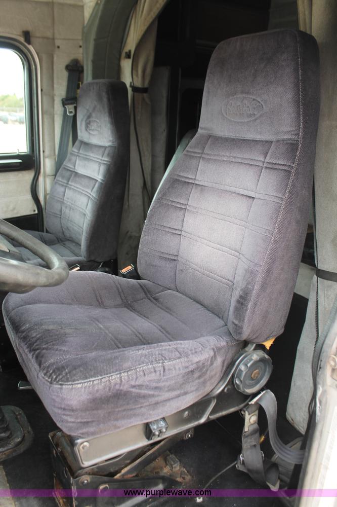 image for item H5679 1998 Peterbilt 385 semi truck