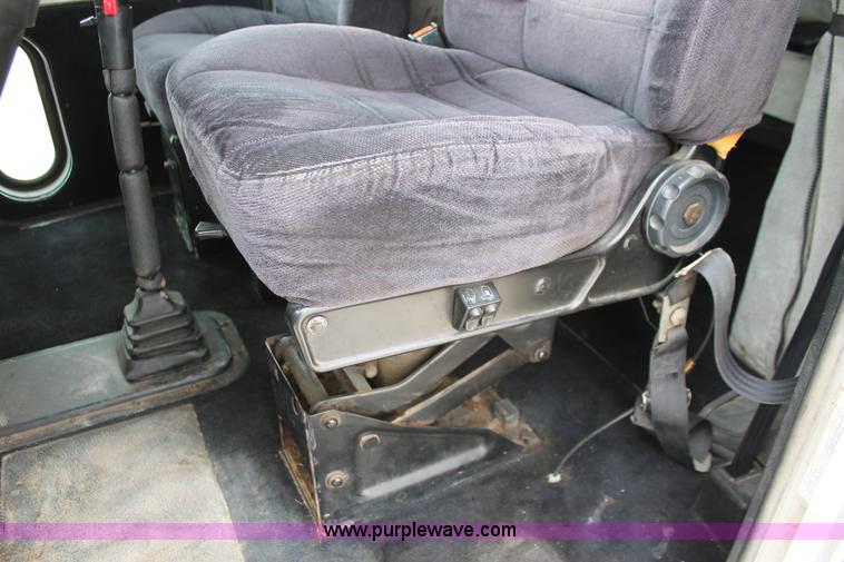 image for item H5679 1998 Peterbilt 385 semi truck