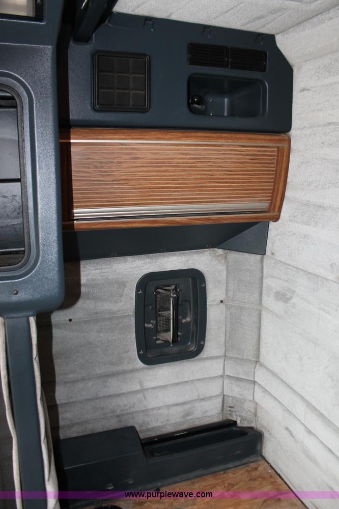 image for item H5679 1998 Peterbilt 385 semi truck