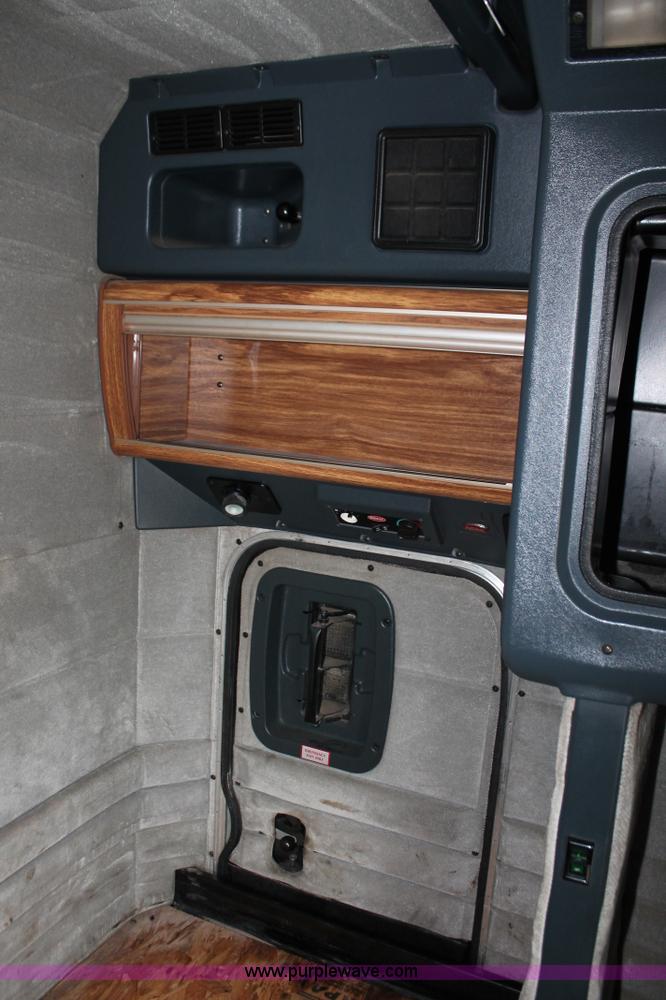 image for item H5679 1998 Peterbilt 385 semi truck