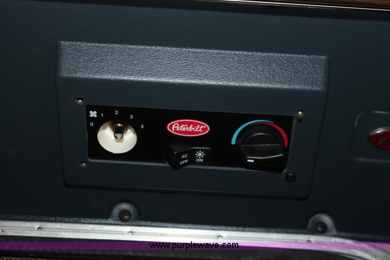 image for item H5679 1998 Peterbilt 385 semi truck