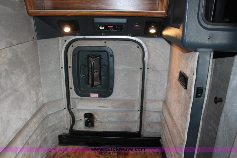 image for item H5679 1998 Peterbilt 385 semi truck