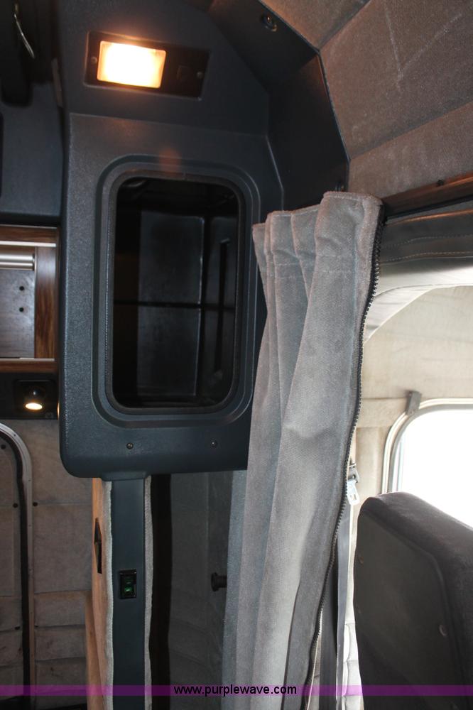 image for item H5679 1998 Peterbilt 385 semi truck