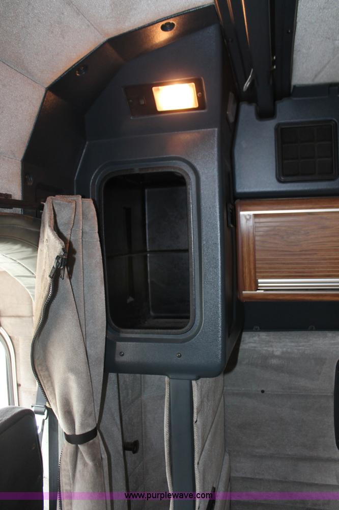 image for item H5679 1998 Peterbilt 385 semi truck