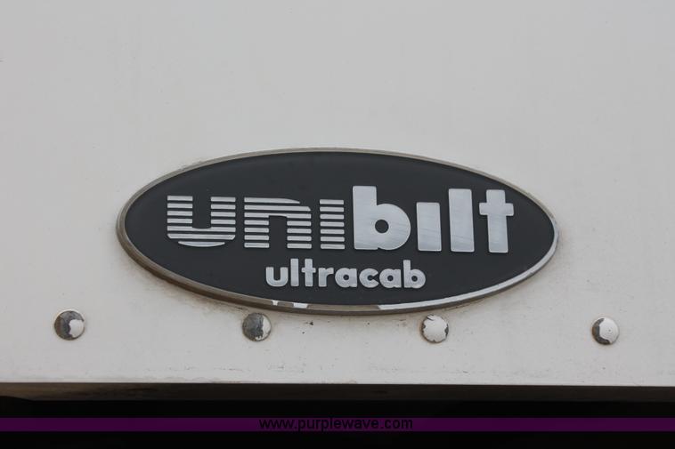 image for item H5679 1998 Peterbilt 385 semi truck