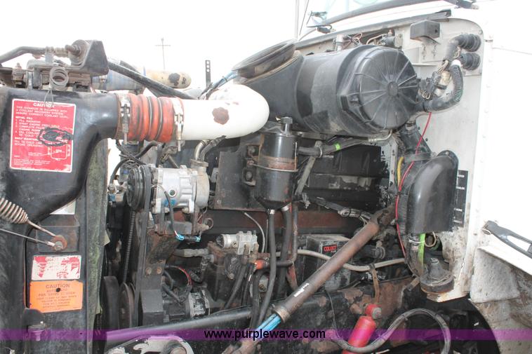 image for item H5679 1998 Peterbilt 385 semi truck