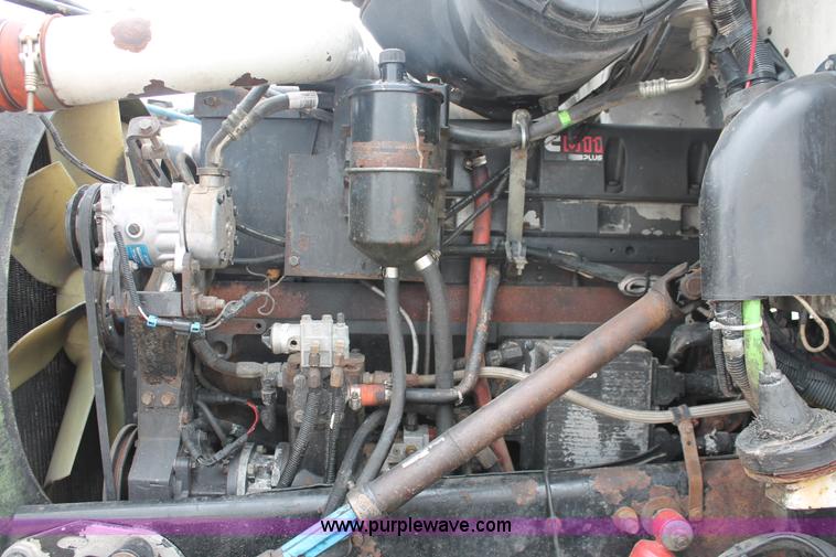 image for item H5679 1998 Peterbilt 385 semi truck