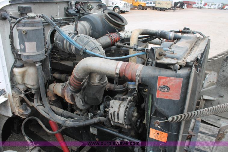 image for item H5679 1998 Peterbilt 385 semi truck