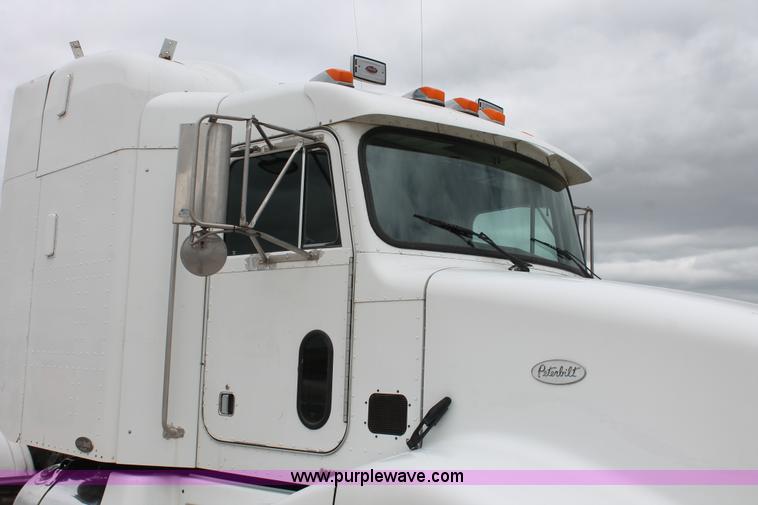 image for item H5679 1998 Peterbilt 385 semi truck