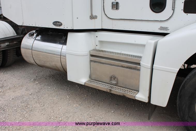 image for item H5679 1998 Peterbilt 385 semi truck