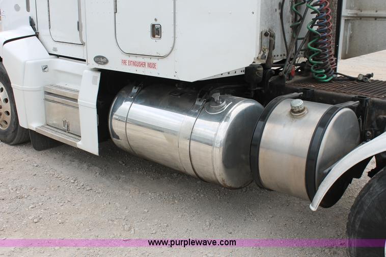 image for item H5679 1998 Peterbilt 385 semi truck