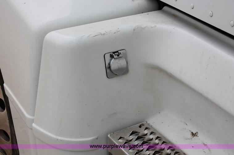 image for item H5679 1998 Peterbilt 385 semi truck