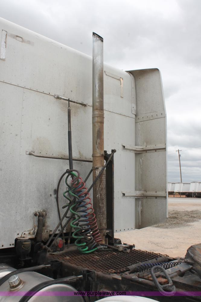 image for item H5679 1998 Peterbilt 385 semi truck