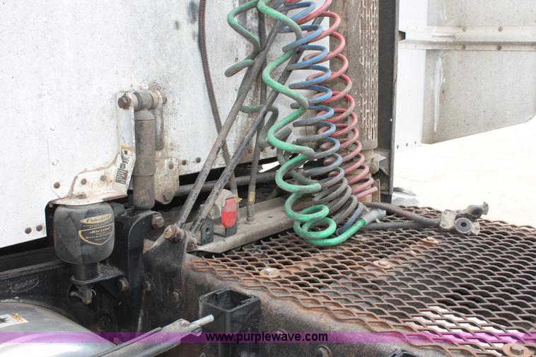 image for item H5679 1998 Peterbilt 385 semi truck