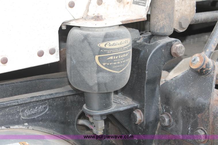 image for item H5679 1998 Peterbilt 385 semi truck