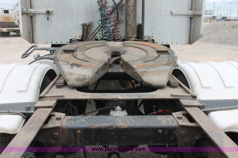 image for item H5679 1998 Peterbilt 385 semi truck