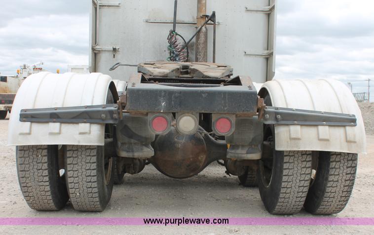 image for item H5679 1998 Peterbilt 385 semi truck