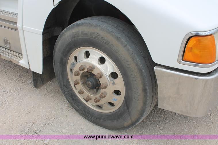 image for item H5679 1998 Peterbilt 385 semi truck