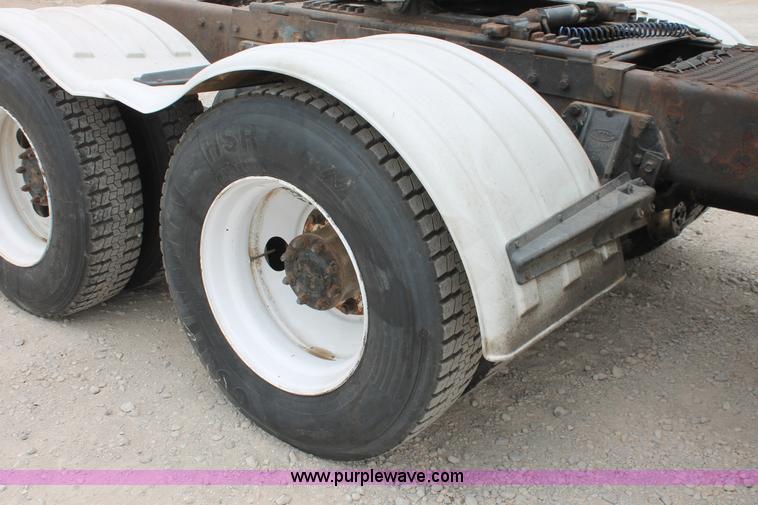 image for item H5679 1998 Peterbilt 385 semi truck