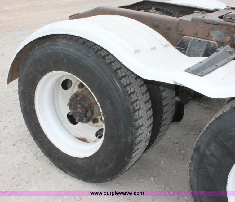 image for item H5679 1998 Peterbilt 385 semi truck