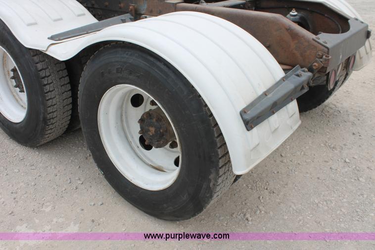 image for item H5679 1998 Peterbilt 385 semi truck