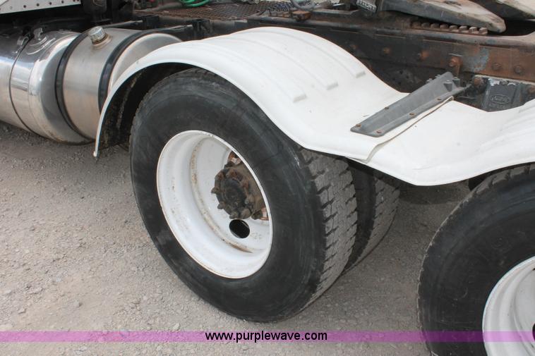 image for item H5679 1998 Peterbilt 385 semi truck