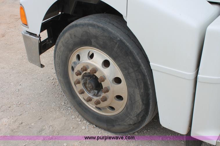 image for item H5679 1998 Peterbilt 385 semi truck