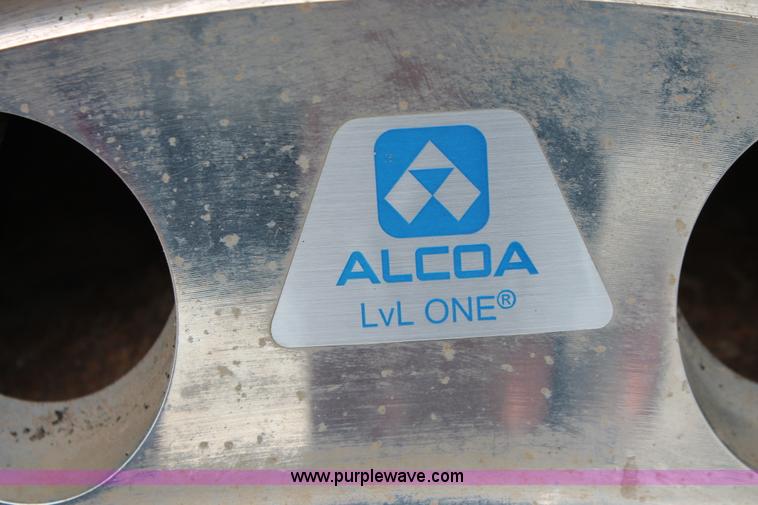 image for item H5679 1998 Peterbilt 385 semi truck