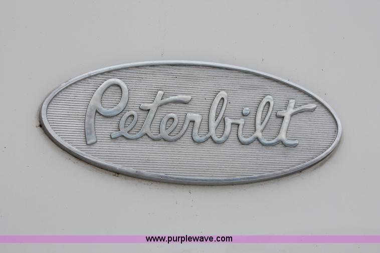 image for item H5679 1998 Peterbilt 385 semi truck