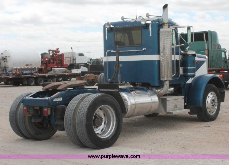 image for item H5683 2000 Peterbilt 379 semi truck