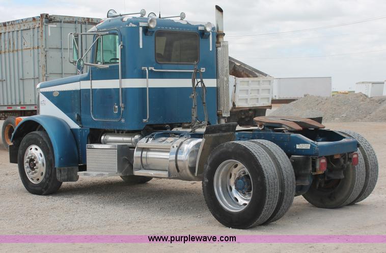 image for item H5683 2000 Peterbilt 379 semi truck