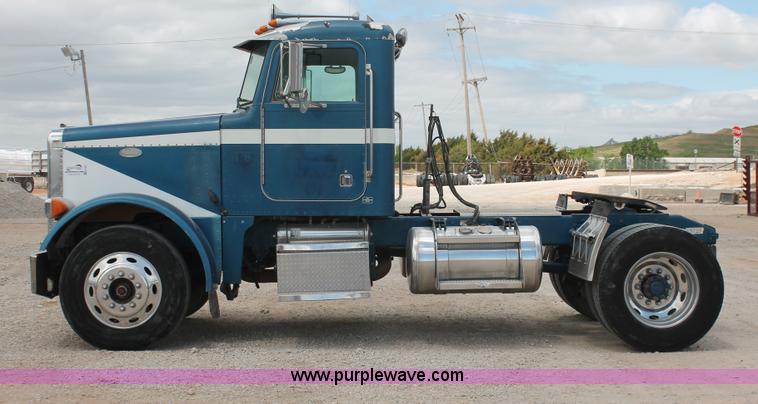 image for item H5683 2000 Peterbilt 379 semi truck