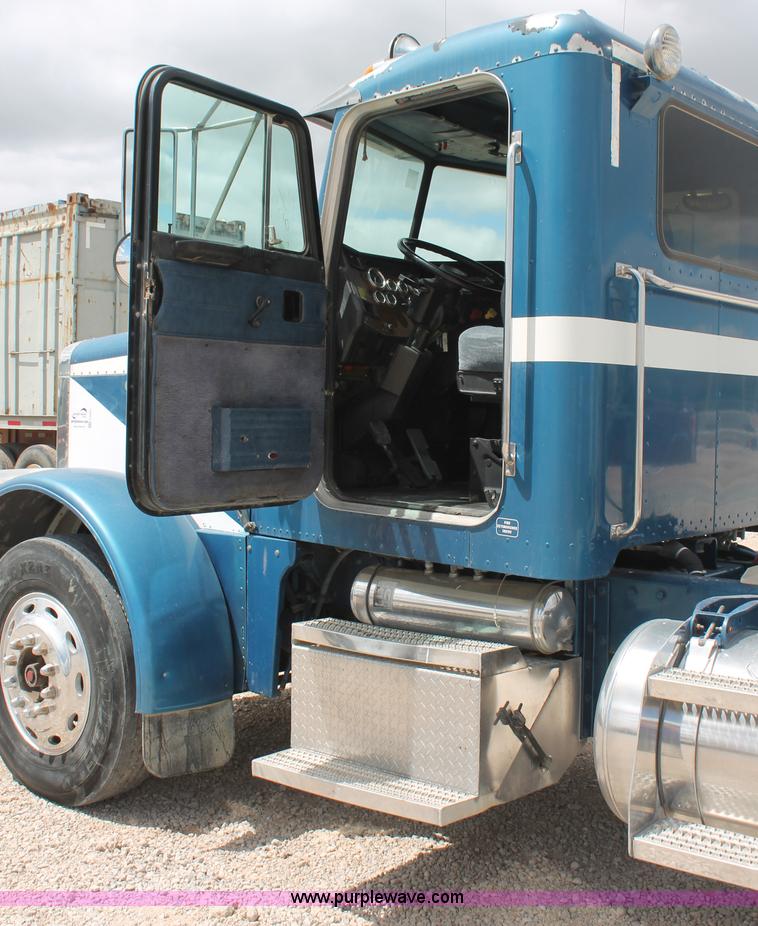 image for item H5683 2000 Peterbilt 379 semi truck