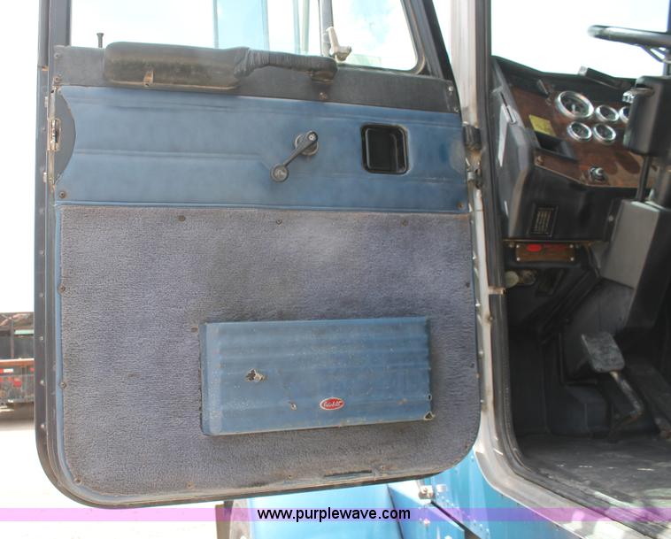 image for item H5683 2000 Peterbilt 379 semi truck