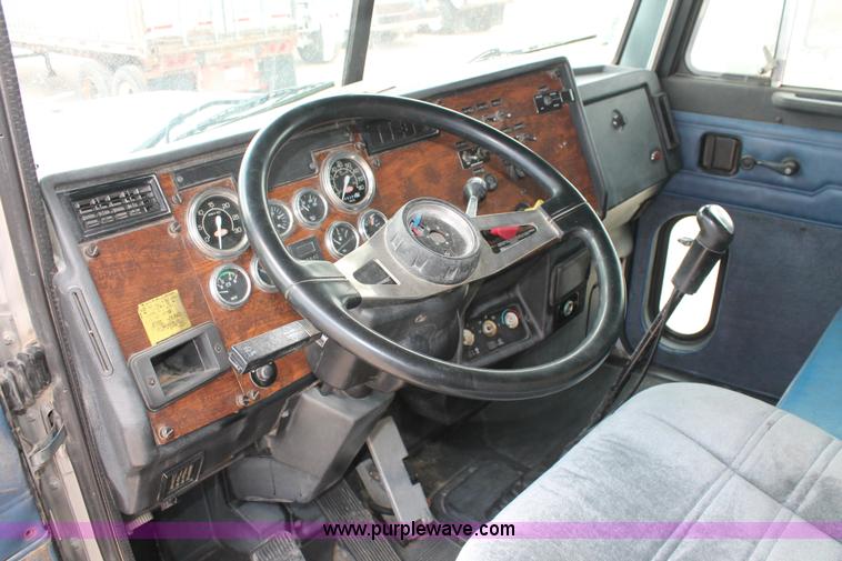 image for item H5683 2000 Peterbilt 379 semi truck